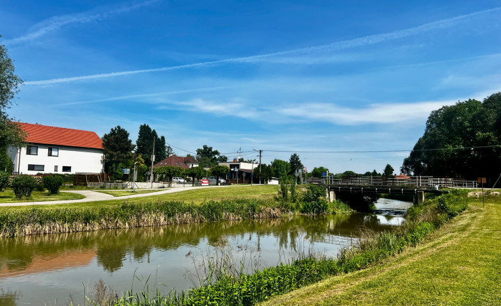 SKOLAUDOVANÉ - PRIESTRANNÝ 4-IZBOVÝ BUNGALOV(128M2) V NADŠTANDARDE, TERASA, EXT. ŽALÚZIE AJ PLOT V CENE, 3 PARKOVACIE MIESTA - fotografia 15