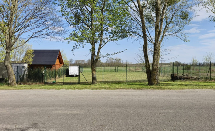 PEKNÝ OPLOTENÝ SLNEČNÝ POZEMOK (500M2) V ČUNOVE - fotografia 1