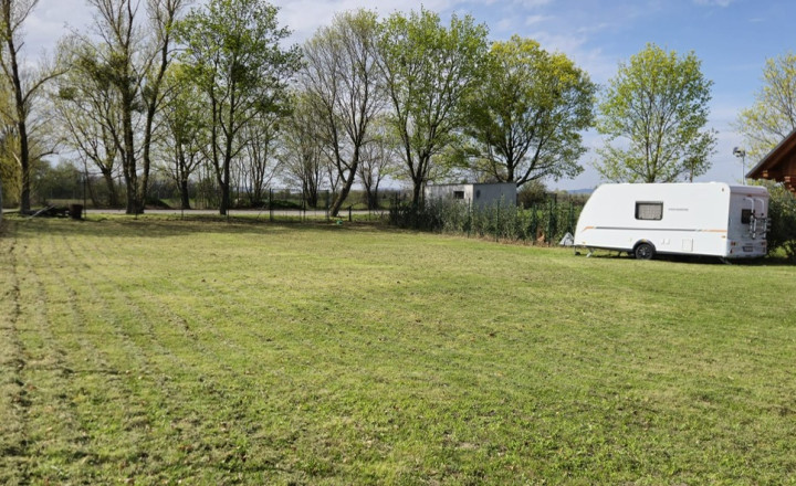 PEKNÝ OPLOTENÝ SLNEČNÝ POZEMOK (500M2) V ČUNOVE - fotografia 3