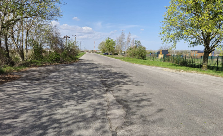 PEKNÝ OPLOTENÝ SLNEČNÝ POZEMOK (500M2) V ČUNOVE - fotografia 5