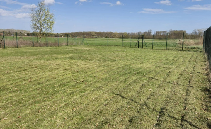 PEKNÝ OPLOTENÝ SLNEČNÝ POZEMOK (500M2) V ČUNOVE - fotografia 7