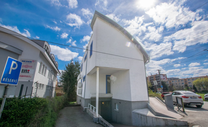 TROJPODLAŽNÁ POLYFUNKČNÁ BUDOVA V RUŽINOVE (414M2) - FREKVENTOVANÁ GALVANIHO ULICA - fotografia 4