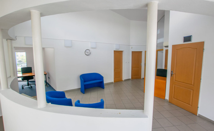 TROJPODLAŽNÁ POLYFUNKČNÁ BUDOVA V RUŽINOVE (414M2) - FREKVENTOVANÁ GALVANIHO ULICA - fotografia 11