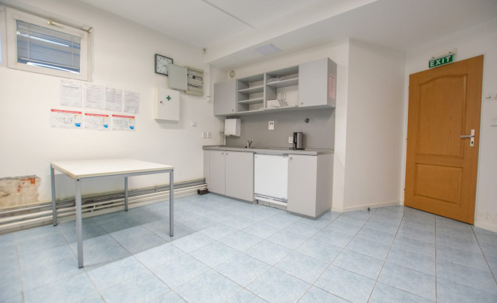 TROJPODLAŽNÁ POLYFUNKČNÁ BUDOVA V RUŽINOVE (414M2) - FREKVENTOVANÁ GALVANIHO ULICA - fotografia 19