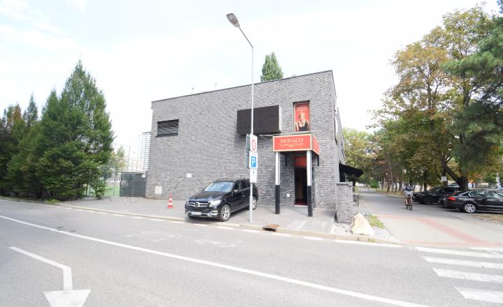 KOMERČNÉ  PRIESTORY S PARKOVANÍM (280M2) NA FREKVENTOVANEJ  TRNAVSKEJ CESTE - PRI ZIMNOM ŠTADIÓNE - fotografia 1