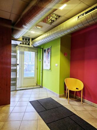 MULTIFUNKČNÉ NEBYTOVÉ PRIESTORY S VÝKLADMI (154m2) NA FREKVENTOVANOM MIESTE - HANY MELIČKOVEJ - fotografia 9