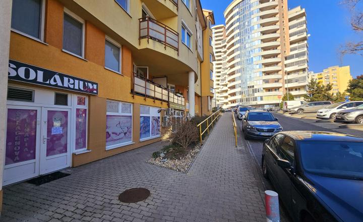 MULTIFUNKČNÉ NEBYTOVÉ PRIESTORY S VÝKLADMI (154m2) NA FREKVENTOVANOM MIESTE - HANY MELIČKOVEJ - fotografia 1