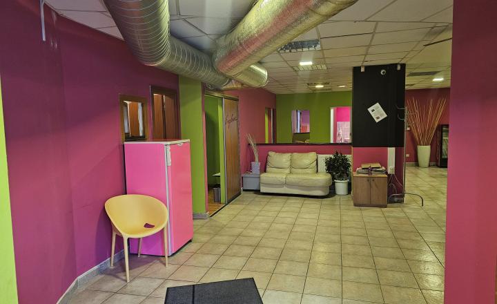 MULTIFUNKČNÉ NEBYTOVÉ PRIESTORY S VÝKLADMI (154m2) NA FREKVENTOVANOM MIESTE - HANY MELIČKOVEJ - fotografia 10