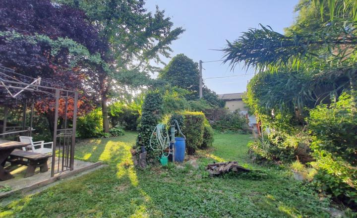 STAVEBNÝ POZEMOK 768 m2 V CENTRE OBCE S VEĽKÝM POTENCIÁLOM - fotografia 4