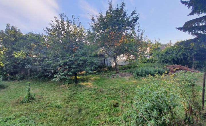 STAVEBNÝ POZEMOK 768 m2 V CENTRE OBCE S VEĽKÝM POTENCIÁLOM - fotografia 5