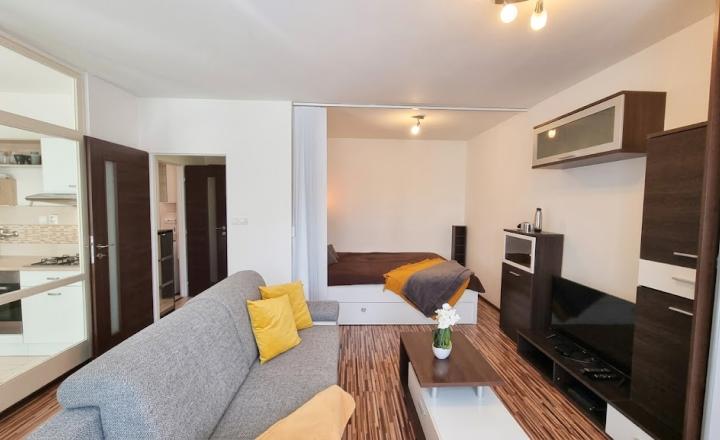ACCENT REAL / PRENÁJOM ÚTULNÉHO 1 IZBOVÉHO BYTU S BALKÓNOM V RAČI