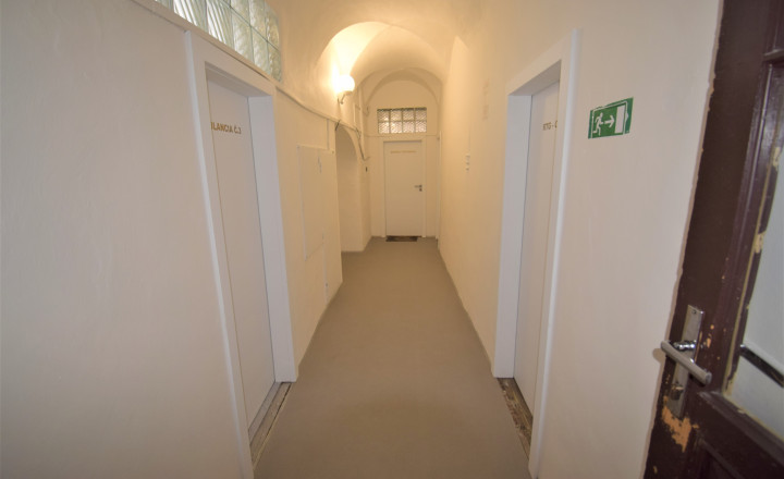 NÁDHERNÁ HISTORICKÁ BUDOVA   V CENTRE BANSKEJ BYSTRICE (1700m2) - fotografia 11