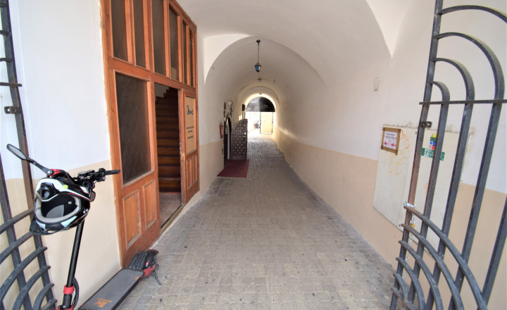 NÁDHERNÁ HISTORICKÁ BUDOVA   V CENTRE BANSKEJ BYSTRICE (1700m2) - fotografia 16