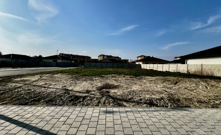 ACCENT REAL - PEKNÝ STAVEBNÝ POZEMOK SO SKOLAUDOVANÝMI SIEŤAMI (607M2) - MOST PRI BRATISLAVE - fotografia 5