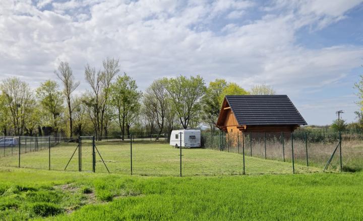 PEKNÝ OPLOTENÝ SLNEČNÝ POZEMOK (500M2) V ČUNOVE - fotografia 8