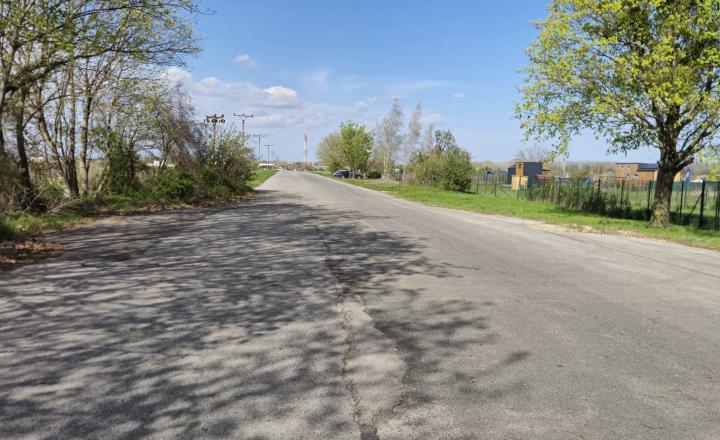 PEKNÝ OPLOTENÝ SLNEČNÝ POZEMOK (500M2) V ČUNOVE - fotografia 5