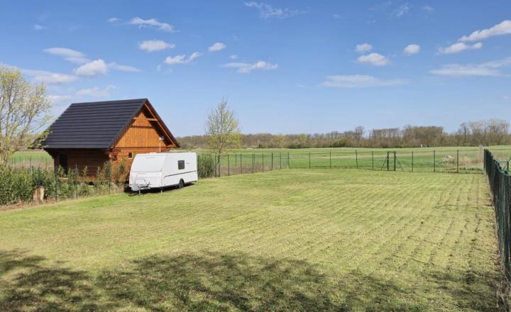 PEKNÝ OPLOTENÝ SLNEČNÝ POZEMOK (500M2) V ČUNOVE - fotografia 9