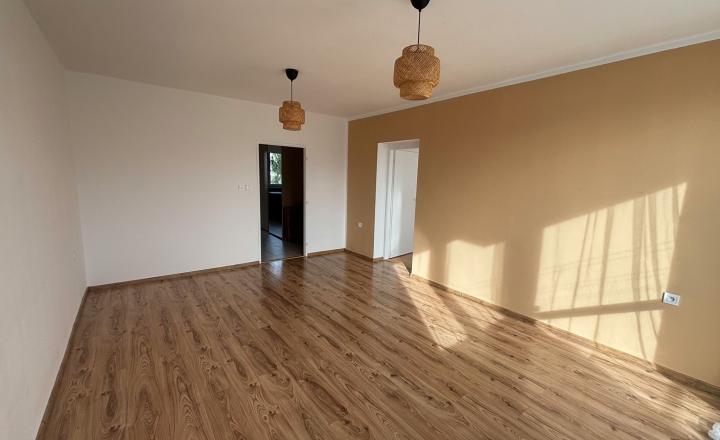 EXKLUÍVNE NA PREDAJ -  2 IZBOVÝ ZREKONŠTRUOVANÝ BYT V BLÍZKOSTI CENTRA MESTA V TRENČÍNE . - fotografia 1