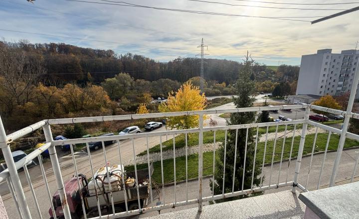 EXKLUÍVNE NA PREDAJ -  2 IZBOVÝ ZREKONŠTRUOVANÝ BYT V BLÍZKOSTI CENTRA MESTA V TRENČÍNE . - fotografia 6