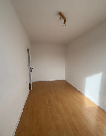 EXKLUÍVNE NA PREDAJ -  2 IZBOVÝ ZREKONŠTRUOVANÝ BYT V BLÍZKOSTI CENTRA MESTA V TRENČÍNE . - fotografia 11