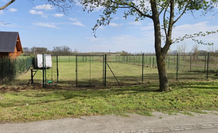 PEKNÝ OPLOTENÝ SLNEČNÝ POZEMOK (500M2) V ČUNOVE - fotografia 8