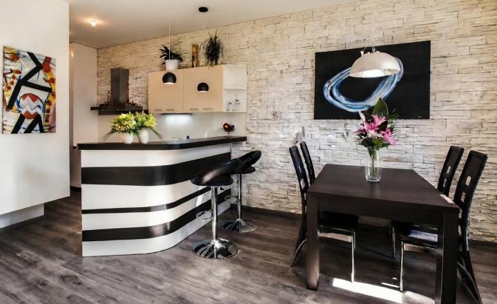 ACCENT REAL - 4-IZBOVÝ STAROMESTSKÝ BYT (105M2) V STAROM MESTE S VYSOKÝMI STROPMI A S  KRÁSNYM VÝHĽADOM - fotografia 1