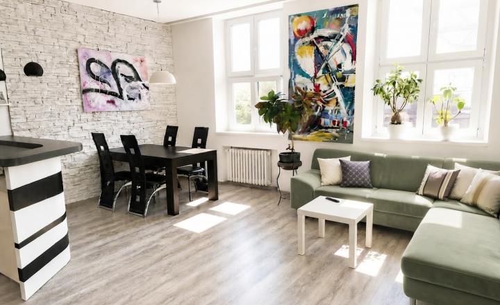ACCENT REAL - 4-IZBOVÝ STAROMESTSKÝ BYT (105M2) V STAROM MESTE S VYSOKÝMI STROPMI A S  KRÁSNYM VÝHĽADOM - fotografia 1