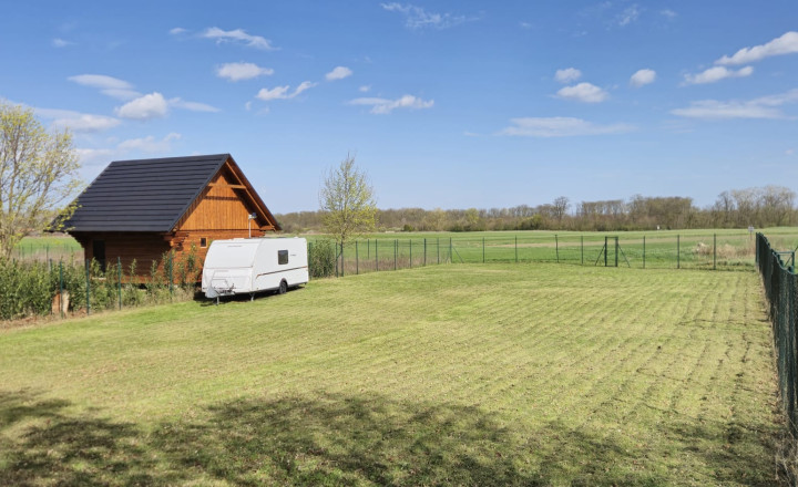 PEKNÝ OPLOTENÝ SLNEČNÝ POZEMOK (500M2) V ČUNOVE - fotografia 7