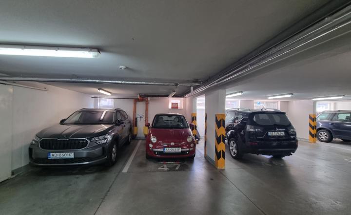 ACCENT REAL/PREDAJ PEKNÉHO 3 IZBOVÉHO BYTU S LÓGGIOU A DVOMA PARKOVACÍMI MIESTAMI + PIVNIČNÁ KOBKA - fotografia 12
