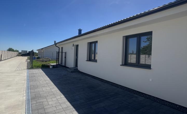 SKOLAUDOVANÉ - PRIESTRANNÝ 4-IZBOVÝ BUNGALOV(128M2) V NADŠTANDARDE, TERASA, EXT. ŽALÚZIE AJ PLOT V CENE, 3 PARKOVACIE MIESTA - fotografia 16