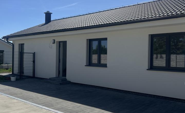 SKOLAUDOVANÉ - PRIESTRANNÝ 4-IZBOVÝ BUNGALOV(128M2) V NADŠTANDARDE, TERASA, EXT. ŽALÚZIE AJ PLOT V CENE, 3 PARKOVACIE MIESTA - fotografia 17