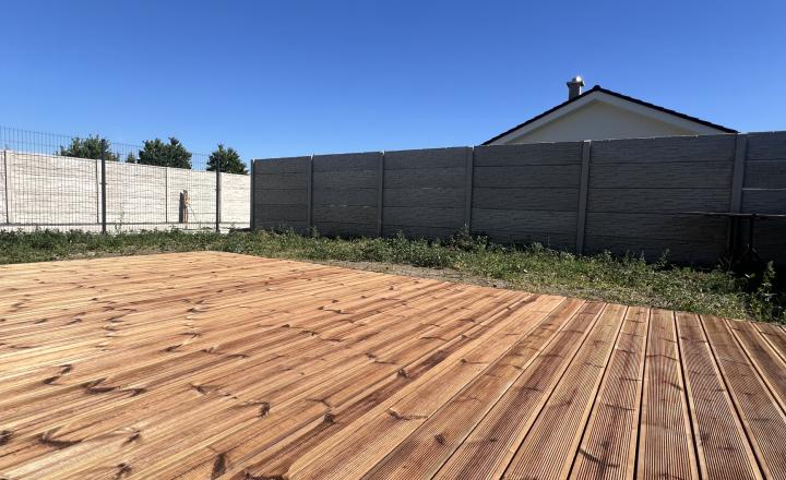 SKOLAUDOVANÉ - PRIESTRANNÝ 4-IZBOVÝ BUNGALOV(128M2) V NADŠTANDARDE, TERASA, EXT. ŽALÚZIE AJ PLOT V CENE, 3 PARKOVACIE MIESTA - fotografia 18