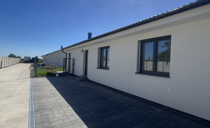 SKOLAUDOVANÉ - PRIESTRANNÝ 4-IZBOVÝ BUNGALOV(128M2) V NADŠTANDARDE, TERASA, EXT. ŽALÚZIE AJ PLOT V CENE, 3 PARKOVACIE MIESTA - fotografia 16