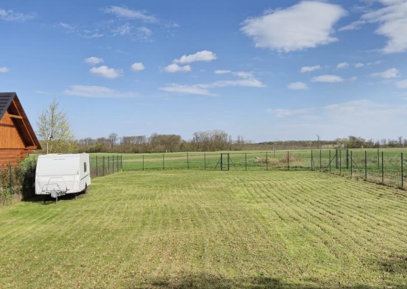 PEKNÝ OPLOTENÝ SLNEČNÝ POZEMOK (500M2) V ČUNOVE