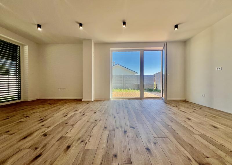 SKOLAUDOVANÉ - PRIESTRANNÝ 4-IZBOVÝ BUNGALOV(128M2) V NADŠTANDARDE, TERASA, EXT. ŽALÚZIE AJ PLOT V CENE, 3 PARKOVACIE MIESTA