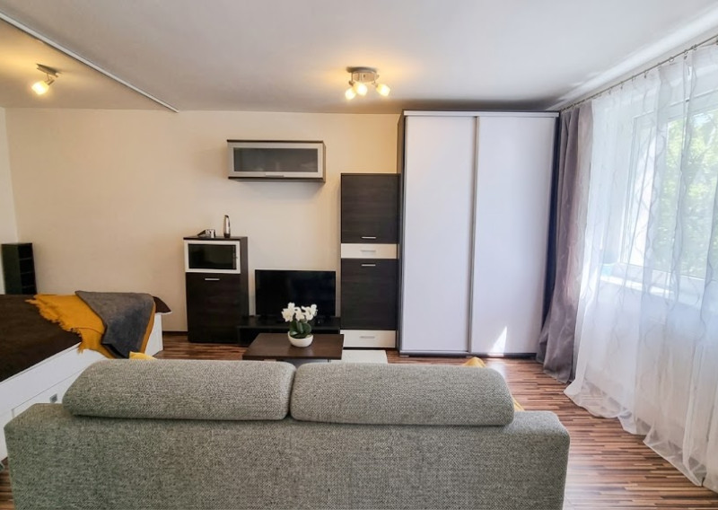 ACCENT REAL / PRENÁJOM ÚTULNÉHO 1 IZBOVÉHO BYTU S BALKÓNOM V RAČI